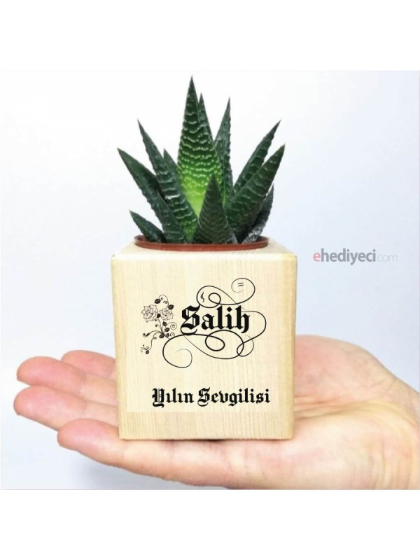 Kişiye Özel Ahşap Kaligrafi İsim Yazılı Küp Saksıda… Kişiye Özel Ahşap Kaligrafi İsim Yazılı Küp Saksıda…